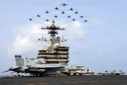 Une image rendue publique le 15 juillet par la marine américaine montre des appareils militaires volant en formation au-dessus du porte-avions George HW Bush en mer d'Arabie