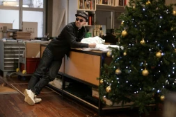 L'artiste JR dans son atelier parisien, le 26 novembre 2025