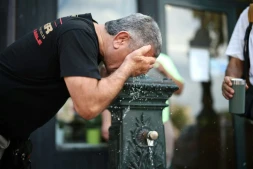 Un homme se rafraichit à une fontaine publique à Paris le 18 juin 2026