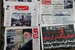 Les unes de quotidiens iraniens dans un kiosque de Téhéran, le 18 février 2026