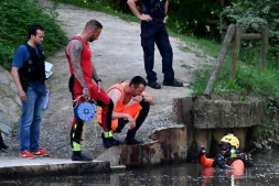 Des plongeurs fouillent la Vilaine après la découverte la veille du corps d'un garçon de 12 ans, une serviette de bain mouillée "nouée très serrée autour de son cou", le 25 mai 2026 a Rennes