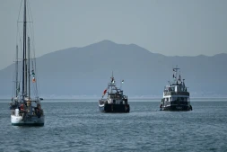 Le navire "Family" (d), qui fait partie de la Flottille internationale pour Gaza, au mouillage au large de Sidi Bou Saïd, près de Tunis, le 9 septembre 2025