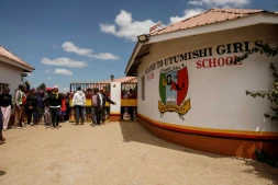 Des parents et tuteurs devant l'école pour filles Utumishi où est survenu un incendie meurtrier, le 28 mai 2026 à Gilgil, au Kenya