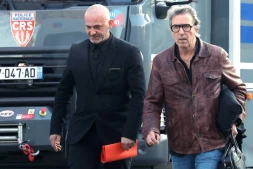 Christophe Ellul, à gauche, et son avocat Alexandre Novion arrivent au tribunal de Soissons, le 3 mars 2026 dans l'Aisne
