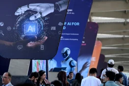 Des visiteurs arrivent pour assister au sommet mondial sur l'intelligence artificielle à New Delhi, le 17 février 2026