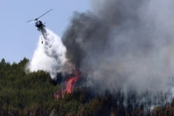 Un hélicoptère Airbus H125 largue de l'eau sur un incendie de forêt à Taradeau, le 20 juillet 2026 dans le Var