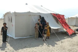 Des personnes déplacées devant leur tente au camp d'Al-Farsi, à Ras Imran, près d'Aden, le 17 septembre 2026 au Yémen