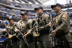 Des policiers d'une unité SWAT déployés dans le stade de Los Angeles avant le match entre l'Iran et la Nouvelle-Zélande, lors du Mondial, le 15 juin 2026