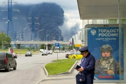 De la fumée noire s'élève au-dessus de la raffinerie de pétrole russe de Gazprom Neft, située dans la banlieue sud-est de Moscou, le 18 juin 2026. L'Ukraine a mené tot le 18 juin une attaque de drones "de grande envergure" contre Moscou, plusieurs d'entre eux ayant atteint une raffinerie de pétrole, a déclaré le maire de la ville, Sergueï Sobianine.