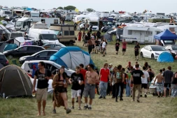 Des participants à la free party à Cornusse, dans le Cher, le 2 mai 2026