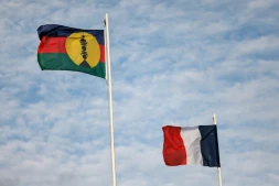 Le drapeau de la Nouvelle-Calédonie (à gauche) aux côtés du drapeau français à Nouméa, en Nouvelle-Calédonie, territoire français du Pacifique, le 24 juillet 2023