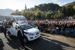 Le pape Léon XIV arrive en papapamobile pour célébrer une messe sur la prairie du sanctuaire marial de Lourdes, dans les Hautes-Pyrénées, le 27 septembre 2026