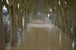 Cette photographie montre la Garonne en crue inondant une route à Tonneins, dans le sud-ouest de la France, le 13 février 2026