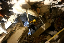 Une personne recherche un proche décédé parmi les décombres d'un immeuble effondré dans le quartier de Los Corales, à Caraballeda, dans l'Etat de La Guaira, au Venezuela, le 1er juillet 2026
