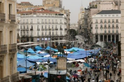 Des militants du droit au logement occupent la place Puerta des Sol à Madrid, le 28 septembre 2026