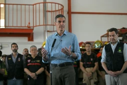Le Premier ministre espagnol Pedro Sánchez s'adresse aux médias aux côtés du président de la région d'Andalousie, Juan Manuel Moreno (d), au poste de commandement à Turre, dans la province d'Almería, le 13 juillet 2026, après un incendie de forêt meurtrier