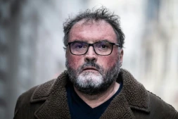 Frédéric Péchier arrive au palais de justice de Besançon le 15 décembre 2025