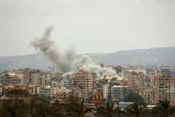 Une frappe aérienne israélienne sur un quartier de la ville de Tyr, dans le sud du Liban, le 15 mai 2026