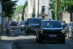 Un convoi de police arrive au palais de justice, le 15 juillet 2026 à Agen, pour une audience de Jérôme Barella, soupçonné du meurtre de la collégienne Lyhanna