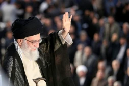 Photo diffusée par le bureau du Guide suprême iranien, l'ayatollah Ali Khamenei, le montrant en train de saluer la foule à Téhéran le 4 juin 2018 