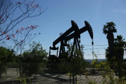Des pompes à balancier sur le champ pétrolier d'Inglewood à Los Angeles, en Californie, le 17 mars 2026