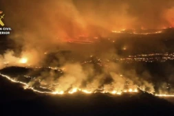 Cette capture d'écran, tirée d'une vidéo aérienne diffusée le 18 juillet 2026 par l'unité espagnole Pegaso de la Garde civile, montre les militaires luttant contre un gigantesque incendie de forêt dans la région de Cinco Villas, près de Saragosse, dans une zone peu peuplée de la région d'Aragon, au nord-est de l'Espagne