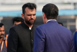Le secrétaire d'Etat américain Marco Rubio (de dos) est accueilli par Avadh Singhal (à gauche), chef du protocole de l'Etat du Bengale occidental, à l'aéroport international Netaji Subhash Chandra Bose de Calcutta, en Inde, le 23 mai 2026