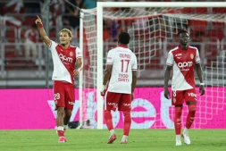 L'attaquant allemand de l'AS Monaco Paris Brunner (gauche) célèbre son deuxième but contre Monaco dans le choc de la 2e journée de Ligue 1 au stade Louis-II de Monaco le 30 août 2026