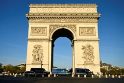 Des véhicules de gendarmerie stationnés autour de l'Arc de Triomphe à Paris, le 31 octobre 2026
