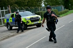 Des policiers armés devant la base de la RAF à Fairford, le 28 septembre 2026, dans le sud-ouest de l'Angleterre, au lendemain de l'intervention de la police antiterroriste britannique