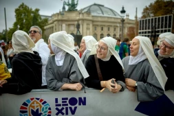 Des religieuses sur les Champs-Elysées avant la messe du pape Léon XIV le 26 septembre 2026