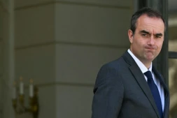Le Premier ministre Sébastien Lecornu quitte le palais de l'Elysée à Paris, le 27 juillet 2026