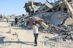 Un enfant dans les ruines du quartier d'al-Tuffah, dans la ville de Gaza, le 27 octobre 2025