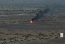Cette capture d'une vidéo publiée par le centre médiatique Ansarullah le 10 octobre 2026 montre ce qu'il présente comme un incendie provoqué par une frappe de drone contre les forces gouvernementales yéménites 