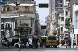 Un feu de circulation hors service en raison d'une nouvelle panne dans le réseau national, le 4 mars 2026 à La Havane, à Cuba 