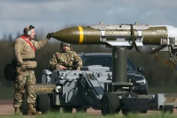 Des militaires américains déchargent des munitions d'un bombardier B-1 Lancer sur la base de Fairford, au Royaume-Uni, le 15 mars 2026