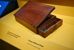 Le bureau de Thomas Jefferson, sur lequel il a rédigé la Déclaration d'indépendance, exposé lors d'une avant-première presse de l'exposition "American Aspirations" au Smithsonian à Washington, le 28 mai 2026