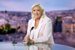 La présidente du groupe parlementaire Rassemblement national (RN), Marine Le Pen, sur le plateau du 20H de TF1, après sa condamnation en appel, le 7 juillet 2026 à Boulogne-Billancourt, près de Paris