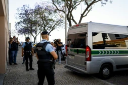 Un véhicule de la gendarmerie portugaise transportant une Française et son compagnon soupçonnés d'avoir abandonné deux enfants, arrivent au tribunal de Setúbal, le 23 mai 2026