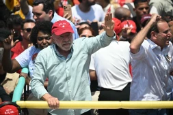 Le président brésilien Luiz Inacio Lula da Silva salue ses partisans, le 24 octobre 2026 à Rio de Janeiro au Brésil