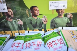 Affiche publicitaire de la marque de produits laitiers Mengniu mettant en scène les tars Lionel Messi, Kylian Mbappé et Lamine Yamal, le 28 octobre 2026 dans un supermarché de Pékin