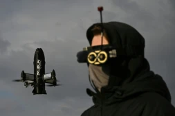 Un opérateur de la société ukrainienne Skyfall teste une drone intercepteur P1-Sun en Ukraine, le 19 mars 2026
