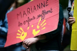 Dans une manifestation pour le soutien à l'aide à l'enfance, à Paris le 15 mai 2025