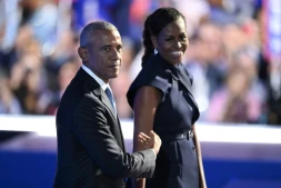L'ancien président américain Barack Obama et son épouse Michelle Obama, sur la scène de la convention nationale démocrate à Chicago, le 20 août 2024 dans l'Illinois