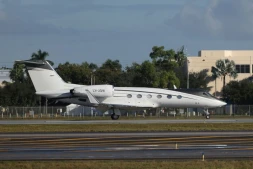 L'avion transportant le sénateur brésilien Flavio Bolsonaro arrive à l’aéroport d’Opa-locka à Miami, le 28 octobre 2026 en Floride