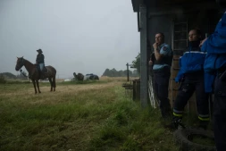 Les gendarmes dans un centre équestre lors des recherches pour retrouver Lyhanna, disparue depuis le 29 mai, le 4 juin 2026 à Fleurance dans le Gers