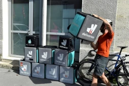 Livreur pour Deliveroo empilant des sacs de livraison à Bordeaux le 28 août 2017