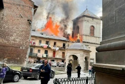 Photo diffusée sur la chaîne Telegram officielle du maire de Lviv, le 24 mars 2026, montrant des habitants près d'un bâtiment en flammes après un bombardement aérien à Lviv