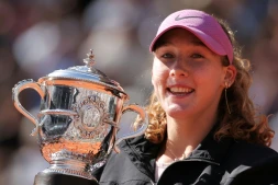 La Russe Mirra Andreeva brandit le trophée de Roland-Garros, le 6 juin 2026
