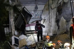 Opérations de secours dans un immeuble de Haïfa, dans le nord d'Israël, détruit par une frappe iranienne le 5 avril 2026